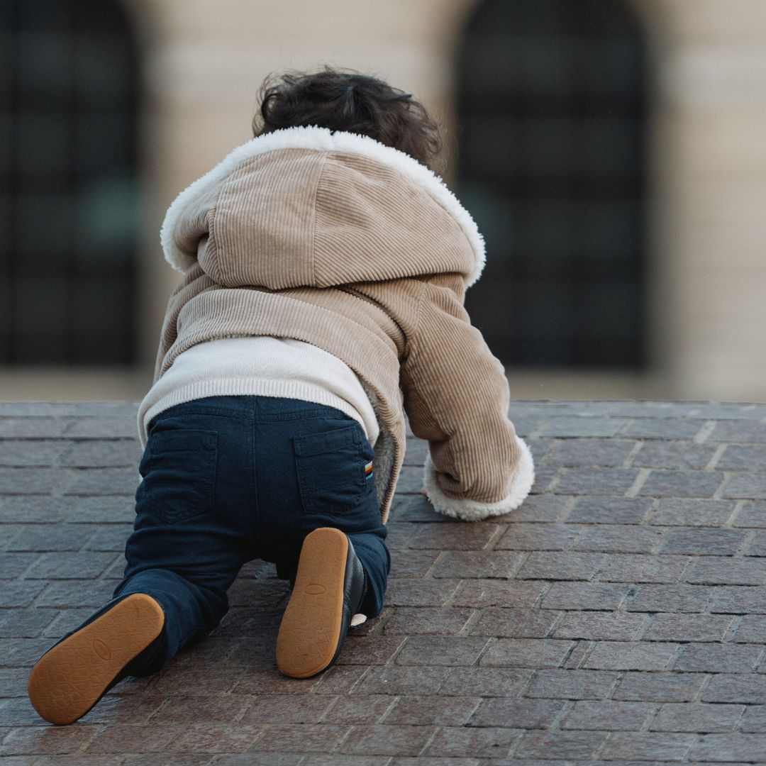 enfant à quatre pattes portant des Alfred bleu marine