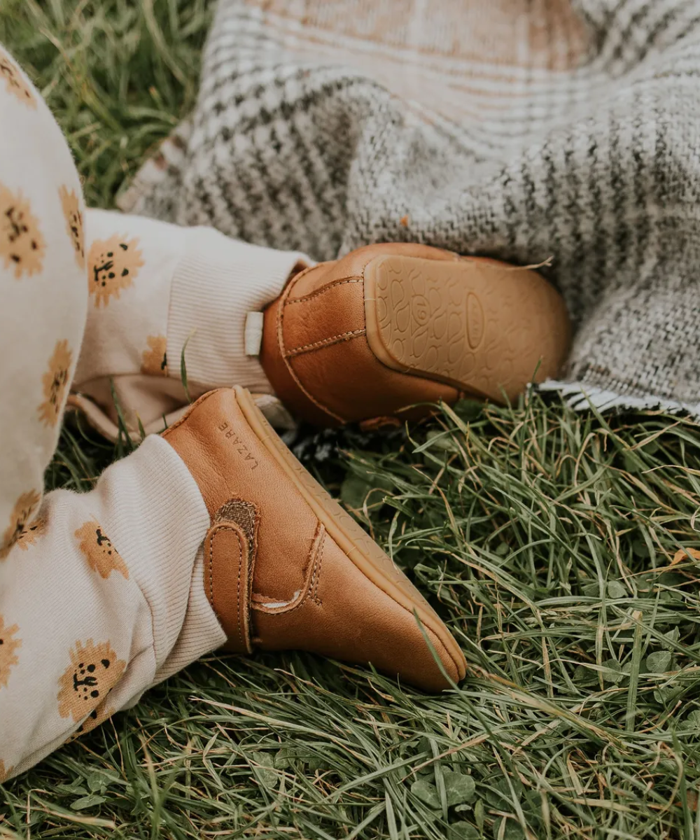 chaussons oscar fourré porté par un enfant a quatre pattes