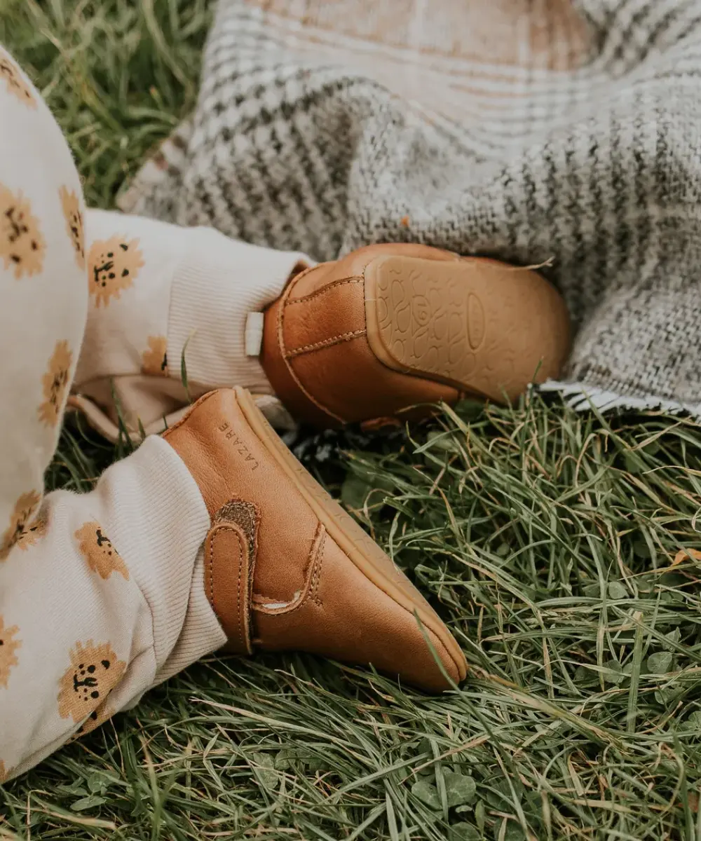 chaussons oscar fourré porté par un enfant a quatre pattes
