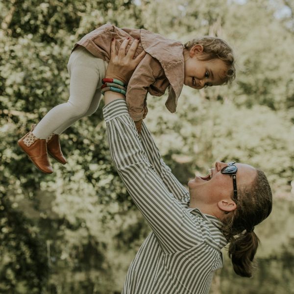 une-maman-qui-porte-son-enfant-portant-des-chaussons-oscar