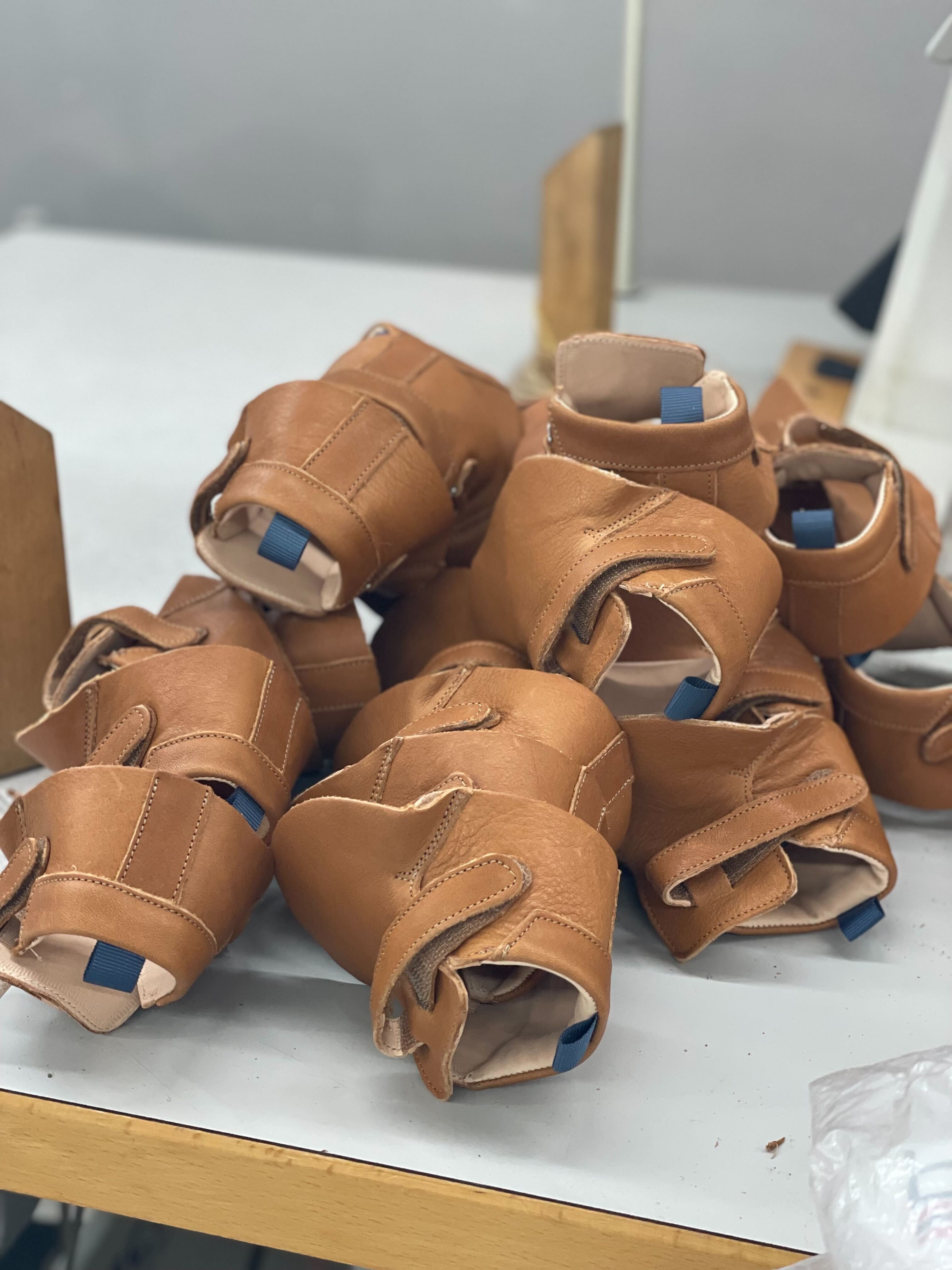 Chaussons achille marron en production