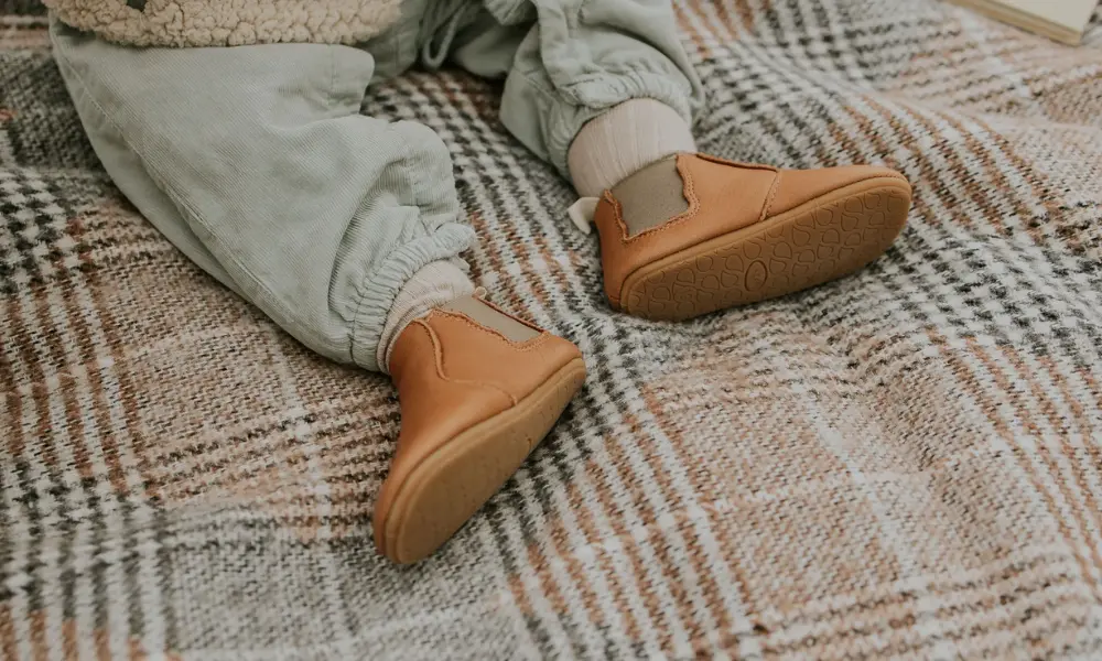 chaussons oscar marron fourrés porté par un enfant