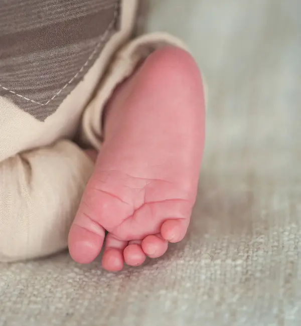 pied de bébé recroquevillé